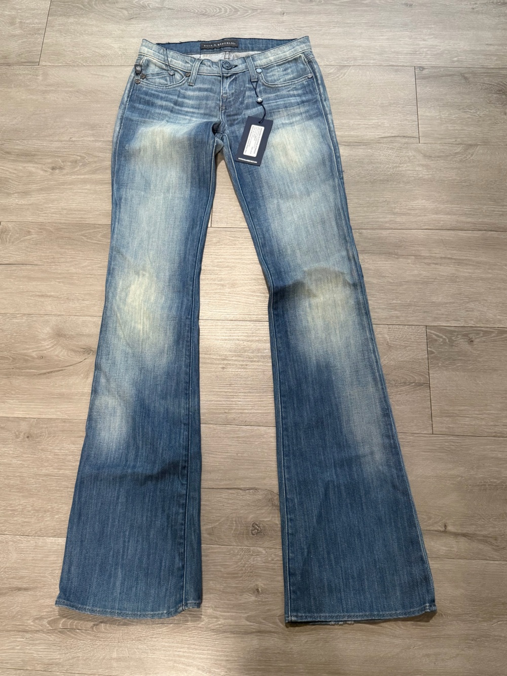 Rock & Republic Light Wash NWT Kasandra Fluter outbreak bootcut Rhinestone Jeans